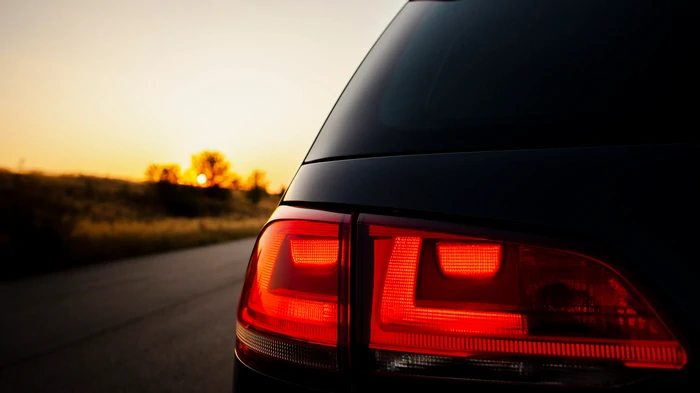 Amerikaanse auto’s hebben rode richtingaanwijzers, geen oranje: waarom ze dat zo hebben gedaan