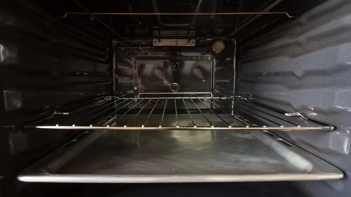 Hij zal blinken als nieuw: schoonmaakexperts leggen uit hoe eenvoudig het is om je ovenrooster schoon te maken
