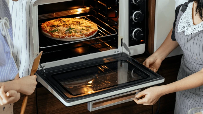 Niet verbranden en niet klef worden: wat u moet doen om ervoor te zorgen dat uw oven uw voedsel gelijkmatig gaart