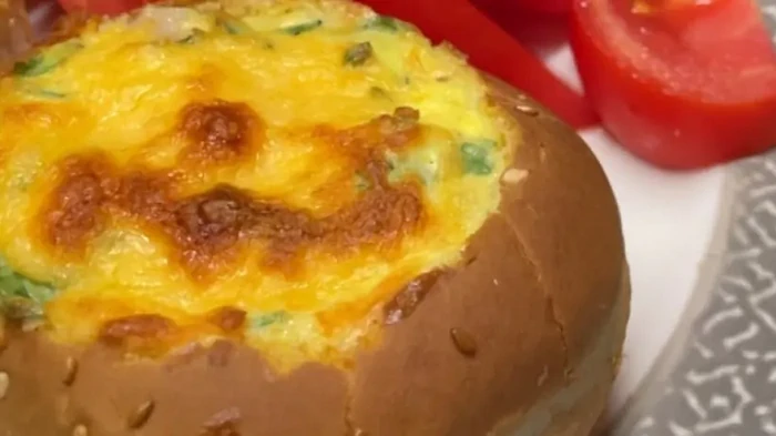 Omelet in een broodje met gerookte brisket: recept voor de perfecte snack