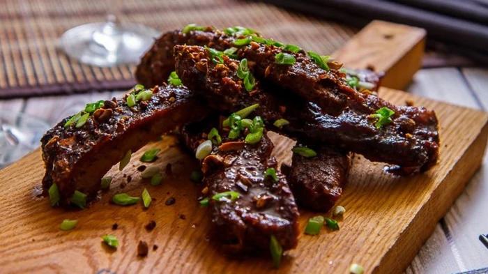 Varkensribbetjes met honing-sinaasappelsaus – recept voor sappig vlees