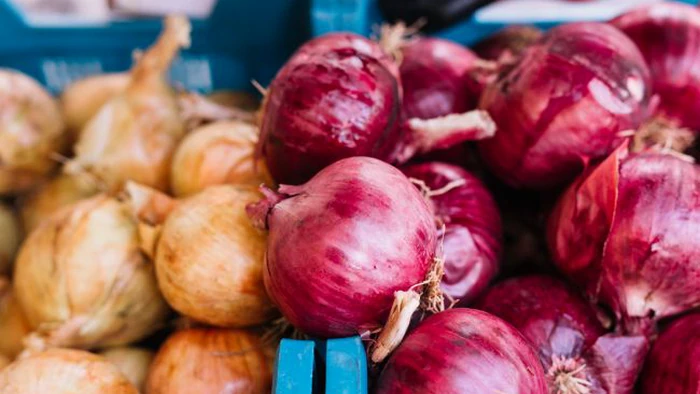 Verkopers zwijgen erover: 4 manieren om altijd verse uien te kopen